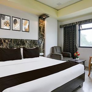 Super Townhouse Anand Formerly Hotel The Maison